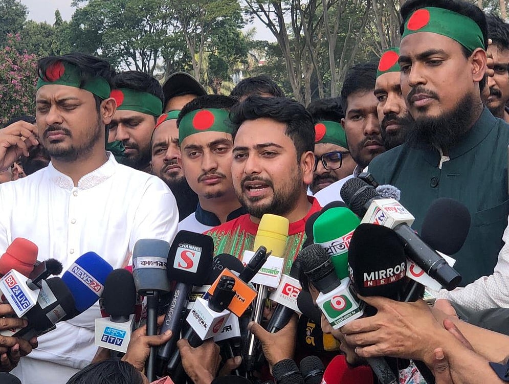 মহান বিজয় দিবসে জাতীয় স্মৃতিসৌধে শ্রদ্ধা নিবেদন শেষে সাংবাদিকদের সঙ্গে কথা বলেন জাতীয় নাগরিক পার্টির (এনসিপি) আহ্বায়ক নাহিদ ইসলাম। আজ মঙ্গলবার দুপুর ১২টার দিকে