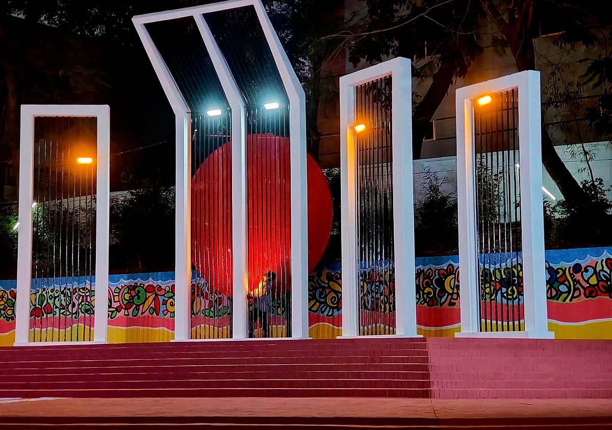 কক্সবাজার শহীদ মিনারের পেছনের দেয়ালজুড়ে আঁকা ছিল মুক্তিযুদ্ধের গ্রাফিতি। সেসব মুছে আঁকা হয় আলপনা