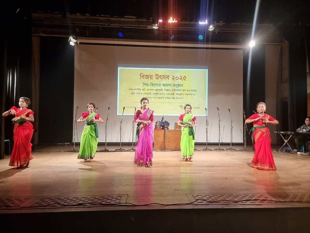 অনুষ্ঠানের শুরুতে নৃত্য পরিবেশন করে এসওএস শিশুপল্লী।