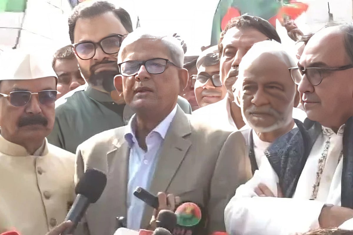 বিএনপির মহাসচিব মির্জা ফখরুল ইসলাম আলমগীর মহান বিজয় দিবসে দলের প্রতিষ্ঠাতা সাবেক রাষ্ট্রপতি জিয়াউর রহমানের সমাধিতে শ্রদ্ধা নিবেদন শেষে গণমাধ্যমকর্মীদের সঙ্গে কথা বলেন