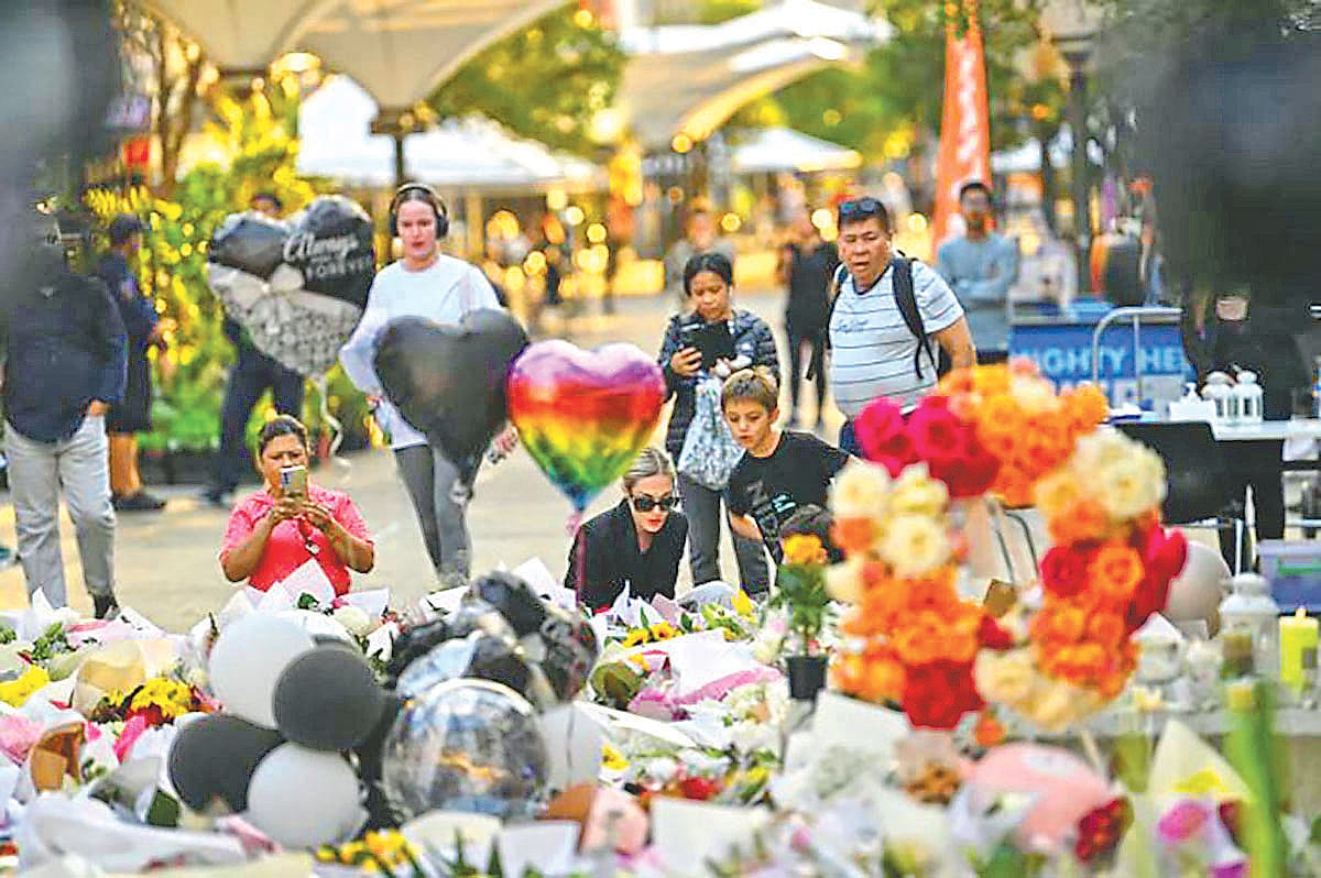 সিডনির বন্ডাই বিচে হামলায় নিহতদের প্রতি শ্রদ্ধাজ্ঞাপন
