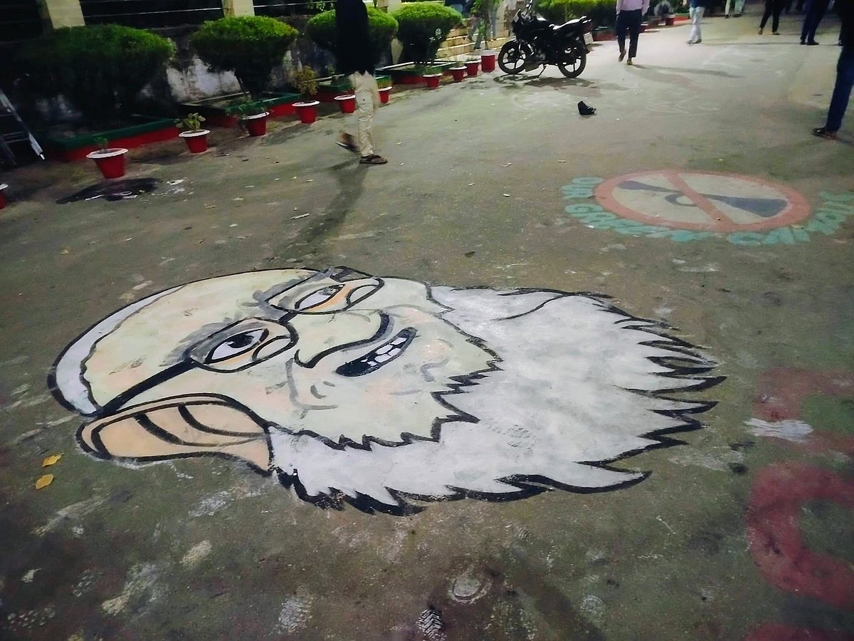 চট্টগ্রাম বিশ্ববিদ্যালয়ে রাস্তায় রাজাকার হিসেবে আঁকা যুদ্ধাপরাধে দণ্ডিত জামায়াত নেতা গোলাম আযমের ছবি