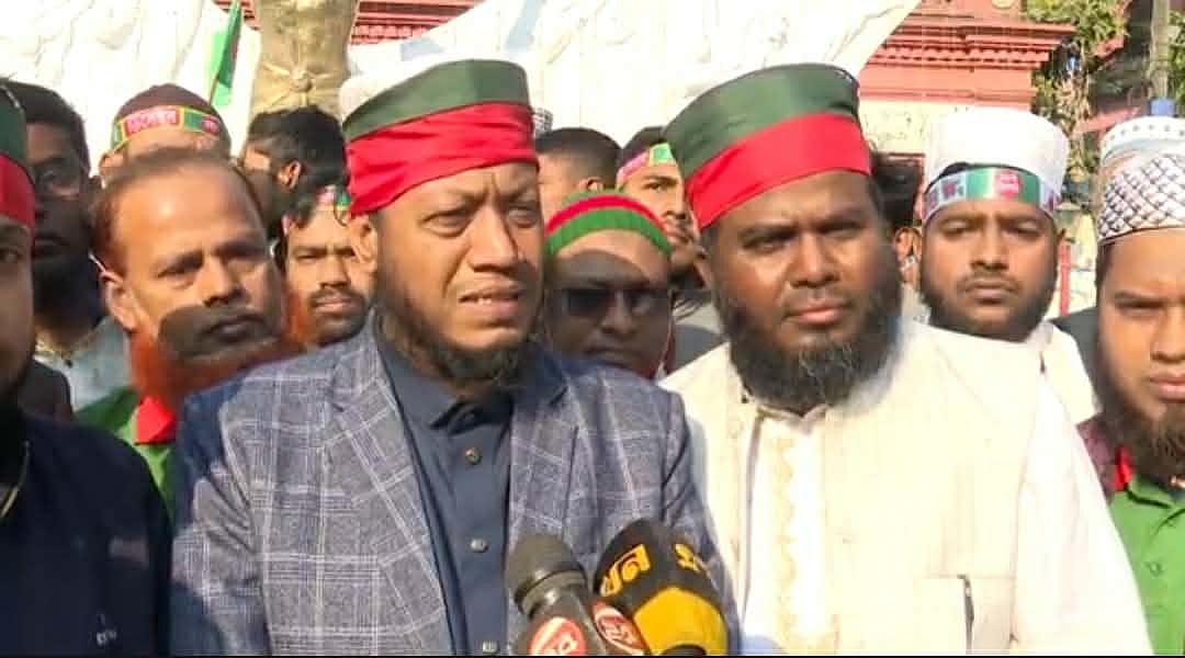 বিজয় দিবস উপলক্ষে কুষ্টিয়ায় জামায়াত আয়োজিত বিজয় র্যালিতে অংশ নেওয়ার পর পৌরসভার বিজয় উল্লাস চত্বরে সাংবাদিকদের সঙ্গে কথা বলেন জামায়াতের প্রার্থী আমির হামজা