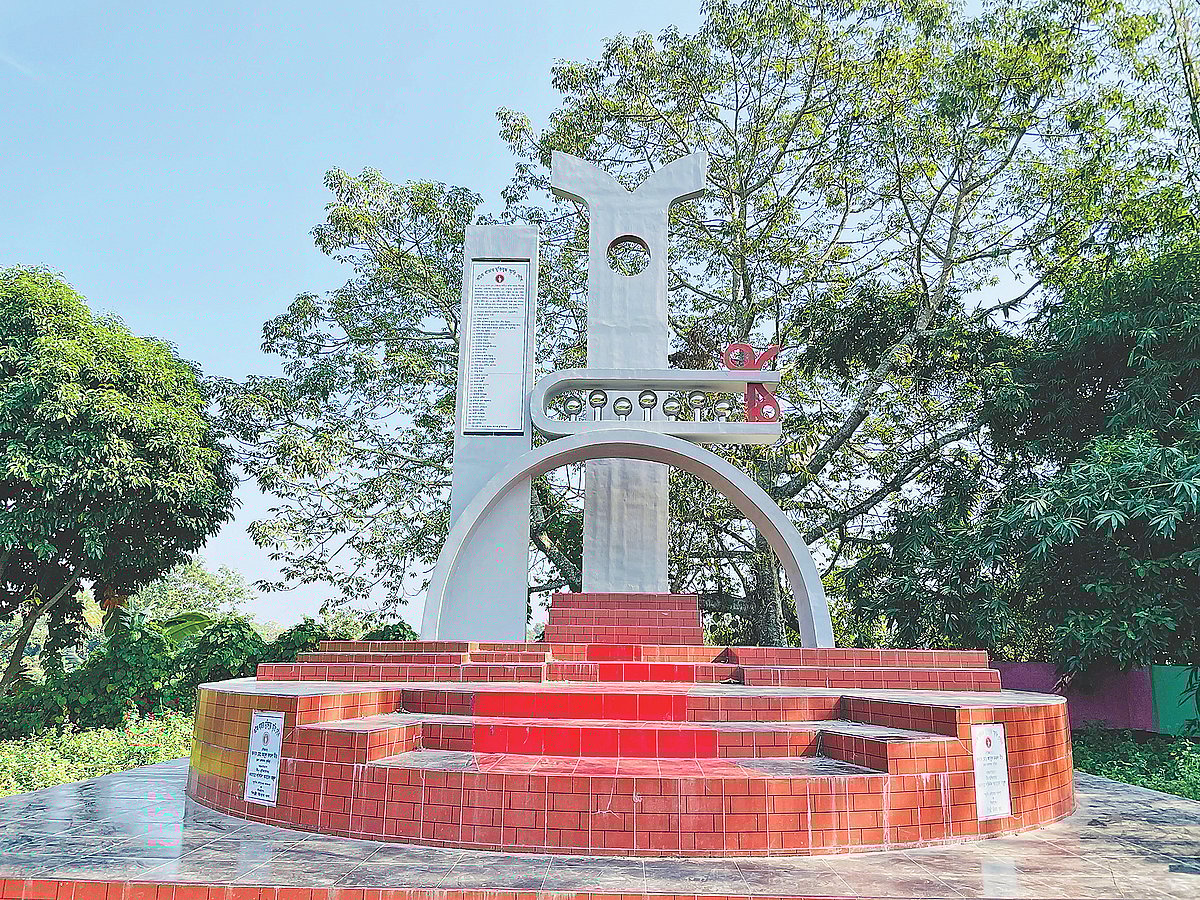 একাত্তরে কুমিল্লায় যে কটি বড় যুদ্ধ হয়েছিল তার মধ্যে অন্যতম ‘কটকবাজার যুদ্ধ’। এই যুদ্ধে মুক্তিযোদ্ধাদের বীরত্বের স্মরণে কুমিল্লা আদর্শ সদর উপজেলায় নির্মিত ‘কটকবাজার মুক্তিযুদ্ধ স্মৃতিসৌধ’