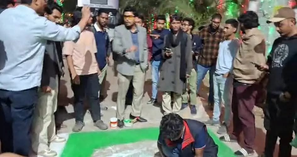 বিশ্ববিদ্যালয়ের ফটকের রাস্তায় ঘৃণা জানাতে পাকিস্তানের পতাকা আঁকার সময় বাধা দেন একদল শিক্ষার্থীরা। সেখানে উপস্থিত ছিলেন প্রক্টর মুহাম্মদ তাজাম্মুল হক। শিক্ষার্থীরা বলছেন, তিনিও পতাকা আঁকতে বাধা দেন। গতকাল সোমবার দিবাগত রাত সাড়ে ১২টায়