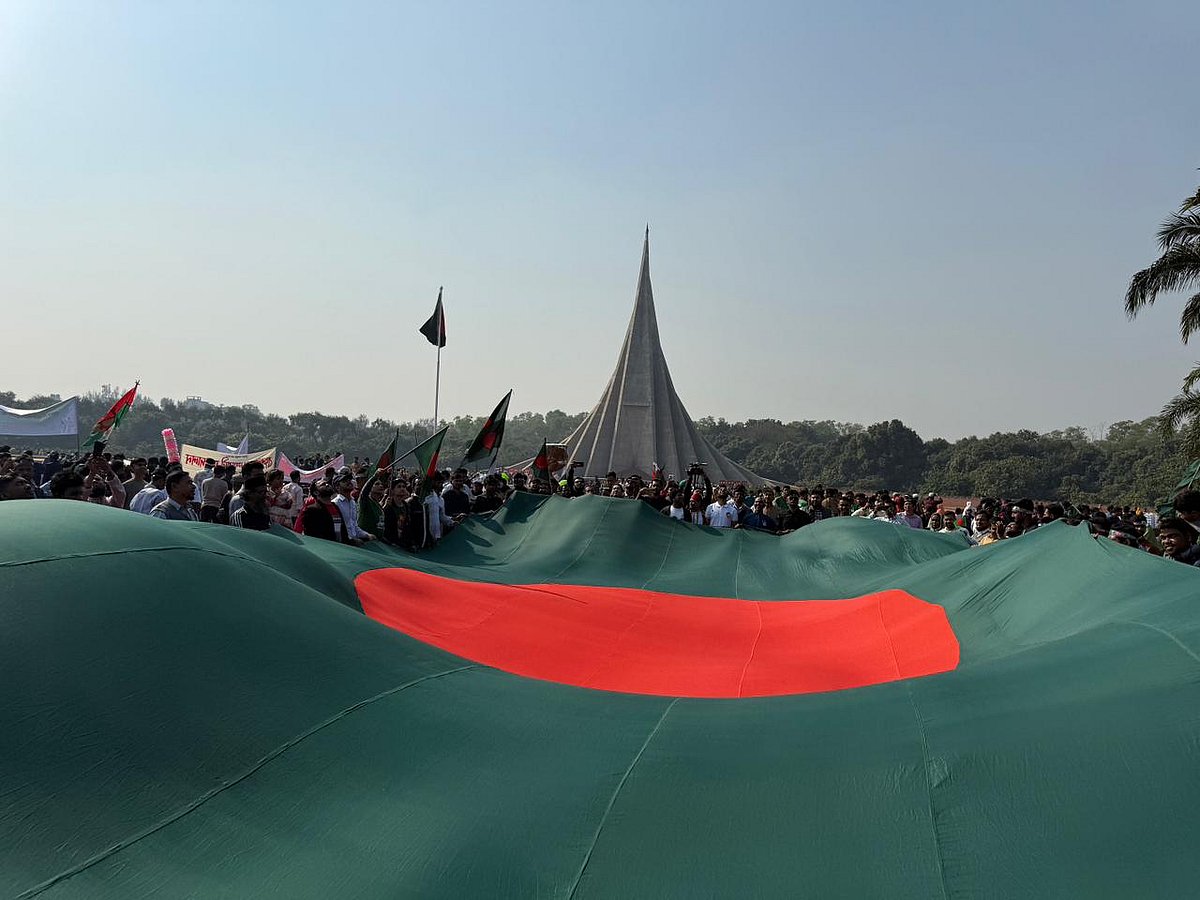 রাষ্ট্রীয় আনুষ্ঠানিকতা শেষে আজ সকাল সাড়ে ৭টার দিকে স্মৃতিসৌধ প্রাঙ্গণ সবার জন্য উন্মুক্ত করে দেওয়া হয়