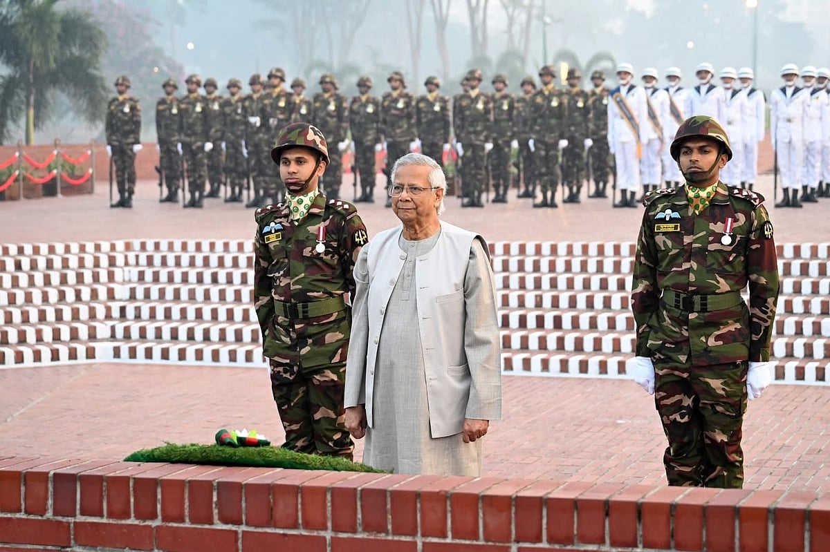 মহান বিজয় দিবসে জাতীয় স্মৃতিসৌধের বেদিতে পুষ্পস্তবক অর্পণ করেন অন্তর্বর্তী সরকারের প্রধান উপদেষ্টা অধ্যাপক মুহাম্মদ ইউনূস। আজ মঙ্গলবার ভোরে