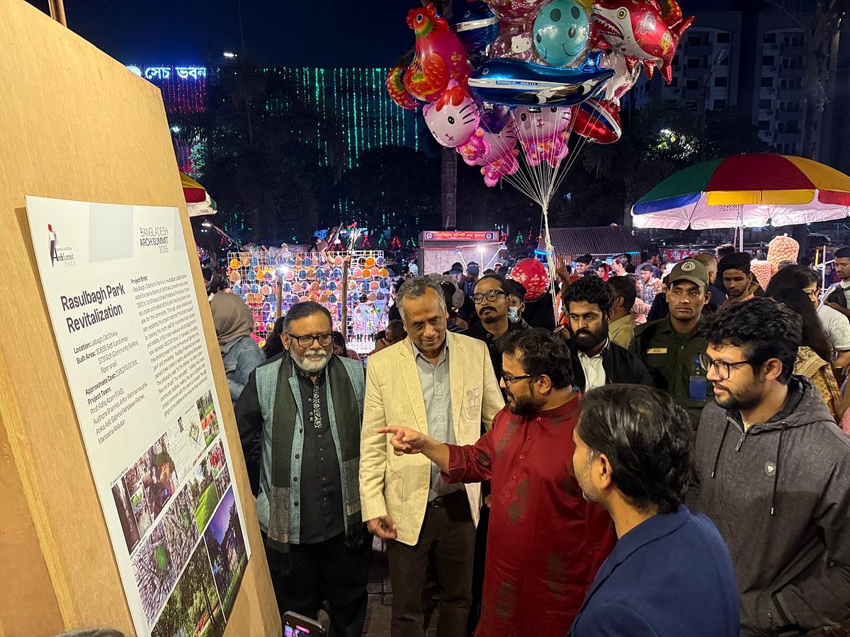 জাতীয় সংসদ ভবনের সামনে (দক্ষিণ প্লাজা) রাজধানীর মানিক মিয়া অ্যাভিনিউর পাশে ‘স্থান-কাল-পাত্র’ শীর্ষক বিশেষ এক স্থাপত্য প্রদর্শনীর আয়োজন করা হয়েছে