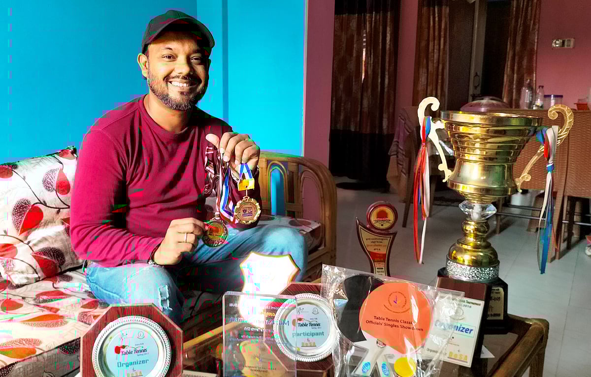 অনুশীলন ছাড়াই জাতীয় টেবিল টেনিস টুর্নামেন্টে খেলতে যাচ্ছেন দিনাজপুরের নুর জামান। গত সোমবার দিনাজপুরের মুন্সিপাড়া এলাকার নিজ বাসায়