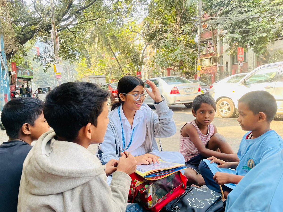 আলোর স্কুলে ইসমাইল, মিরাজুলদের পড়াচ্ছেন মিথ সংহিতা দাস