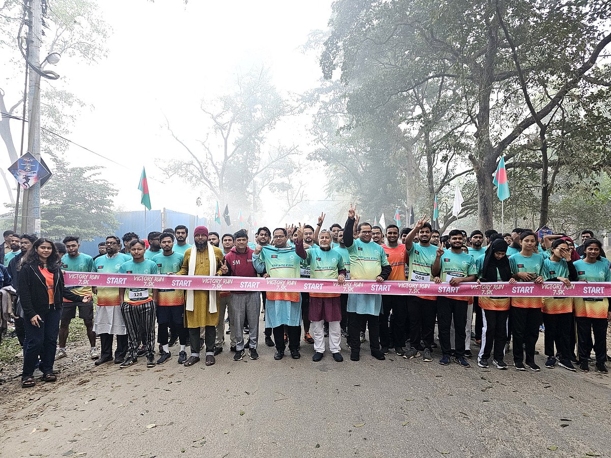 ‘ভিক্টোরি ডে রান’ শীর্ষক এই দৌড় প্রতিযোগিতায় ক্যাম্পাসের শিক্ষক, শিক্ষার্থীসহ তিন শতাধিক প্রতিযোগী অংশ নেন। আজ মঙ্গলবার সকালে