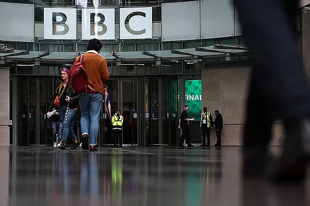 লন্ডনে বিবিসি কার্যালয়ের প্রবেশপথ