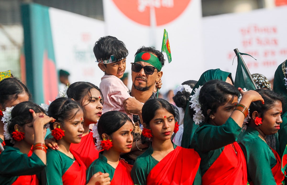মহান বিজয় দিবস উপলক্ষে চট্টগ্রাম জেলা স্টেডিয়ামে শারীরিক কসরত প্রদর্শন করে বিভিন্ন স্কুলের শিক্ষার্থীরা। এ সময় মুগ্ধ হয়ে দেখছেন অন্যান্য স্কুলের শিক্ষার্থী ও দর্শকেরা। আজ সকাল সাড়ে ৯টায়