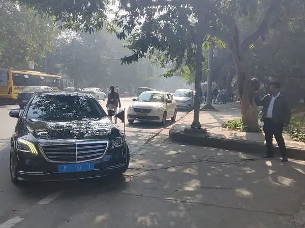 ভারতের পররাষ্ট্র মন্ত্রণালয়ের প্রবেশ করছে বাংলাদেশের হাইকমিশনার এম রিয়াজ হামিদুল্লাহকে বহনকারী গাড়ি