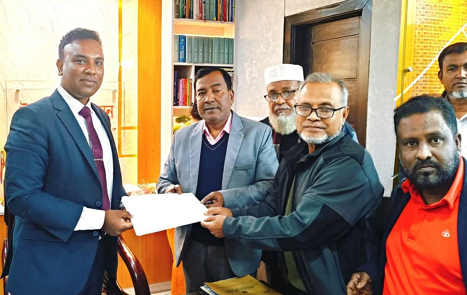 নোয়াখালী-৫ আসনে বিএনপির প্রার্থী মোহাম্মদ ফখরুল ইসলামের পক্ষে মনোনয়নপত্র সংগ্রহ করছেন দলীয় নেতৃবৃন্দ। আজ বিকেলে সহকারী রিটার্নিং কর্মকর্তার কার্যালয়ে