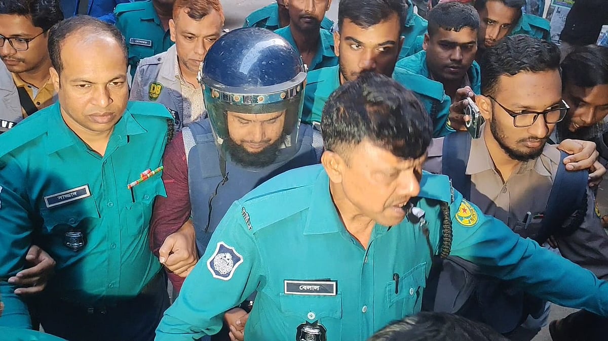 আদালতে তোলার সময় নুরুজ্জামান নোমানী। ১৭ ডিসেম্বর, ২০২৫