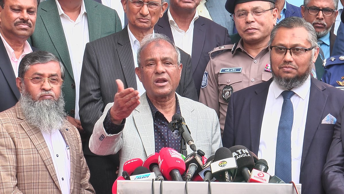 নারায়ণগঞ্জের চাষাঢ়ায় বিকেএমইএ–এর প্রধান কার্যালয়ে জেলা পুলিশ ও শিল্প পুলিশকে ছয়টি গাড়ি হস্তান্তর অনুষ্ঠান শেষে সাংবাদিকদের সঙ্গে কথা বলেন স্বরাষ্ট্র্র উপদেষ্টা অবসরপ্রাপ্ত লেফটেন্যান্ট জেনারেল জাহাঙ্গীর আলম চৌধুরী। বুধবার দুপুরে