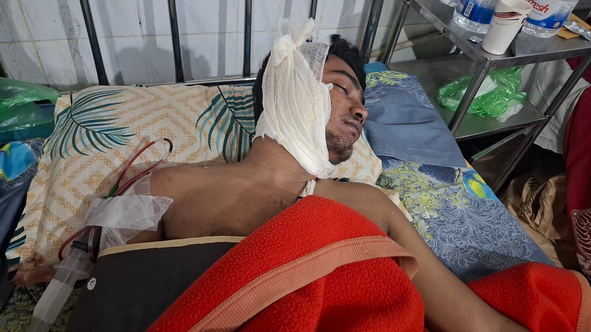 রাজশাহী মেডিকেল কলেজে চিকিৎসাধীন ডিপিডিসির কর্মকর্তা ফজলে রাব্বি। গতকাল মঙ্গলবার রাতে