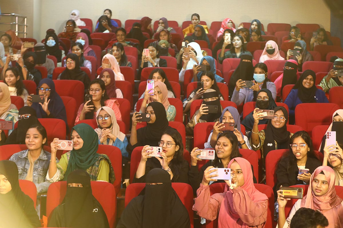 সিলেটে প্রেসিডেন্সি ইউনিভার্সিটি-প্রথম আলো কৃতী শিক্ষার্থী উৎসব-২০২৫ সংবর্ধনা উৎসবে অংশ নেওয়া কৃতী শিক্ষার্থীদের একাংশ। সিলেট জেলা শিল্পকলা একাডেমিতে