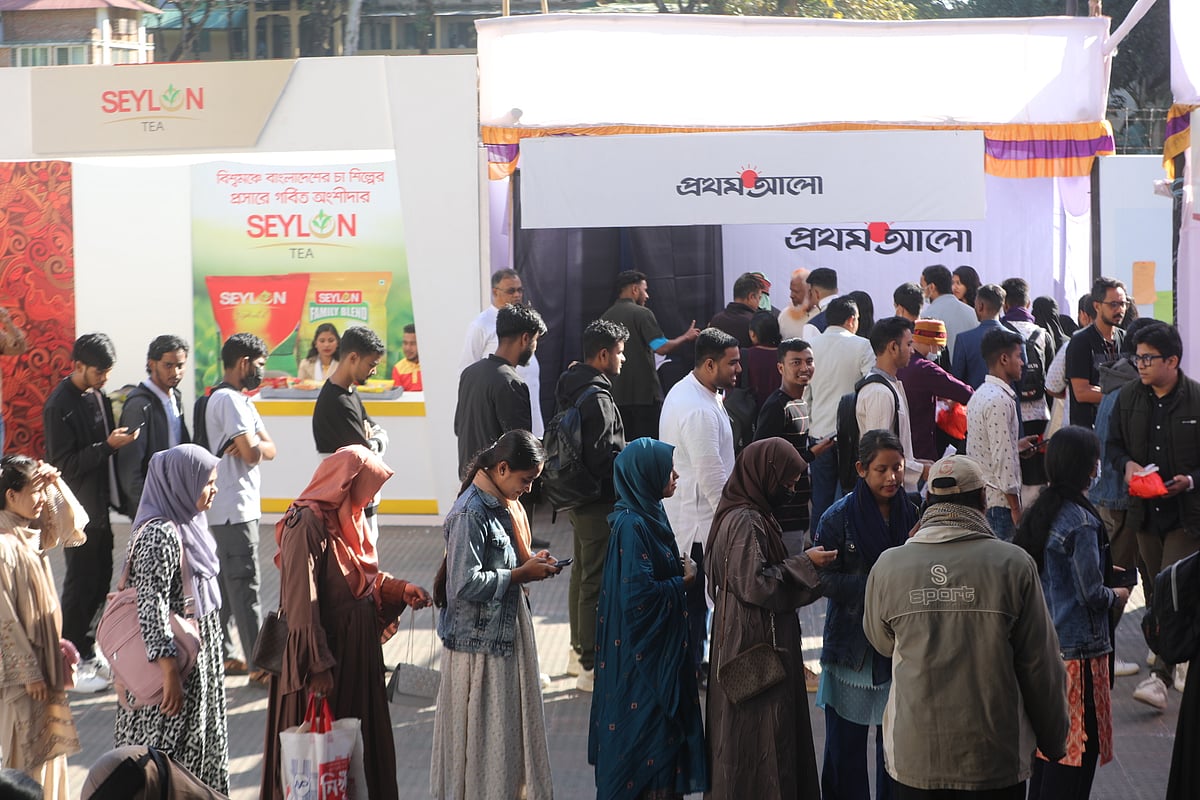 সিলেটে ‘প্রেসিডেন্সি ইউনিভার্সিটি-প্রথম আলো কৃতী শিক্ষার্থী উৎসব-২০২৫ ’-এর অনুষ্ঠানস্থলে গিয়ে উপহারসামগ্রী সংগ্রহ করছেন শিক্ষার্থীরা। আজ বুধবার সিলেট জেলা শিল্পকলা একাডেমি প্রাঙ্গণে