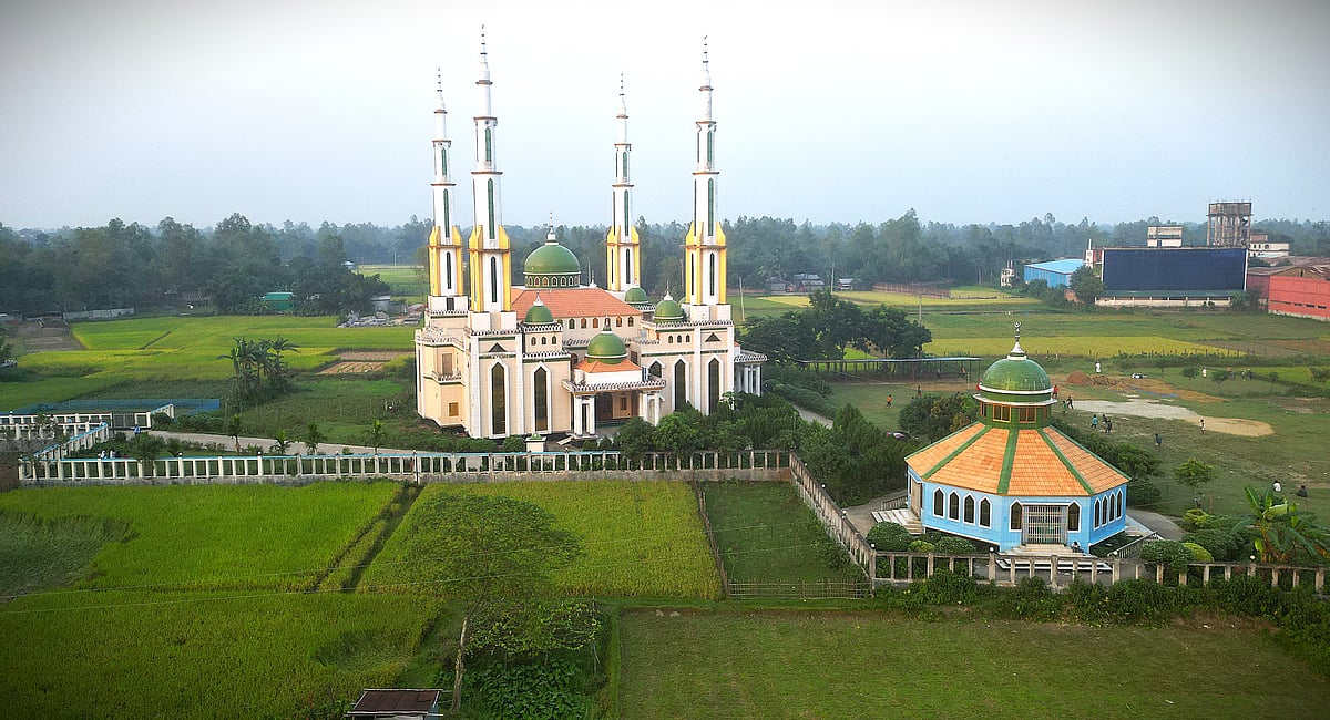 প্রকৃতির সঙ্গে মিশে একাকার ও নান্দনিক স্থাপত্যশৈলী মসজিদে নূর জামে মসজিদ দেখতে প্রতিদিন ভিড় করেন অসংখ্য দর্শনার্থী। সম্প্রতি জামালপুরের বকশীগঞ্জ উপজেলা শহরের দড়িপাড়া এলাকায়