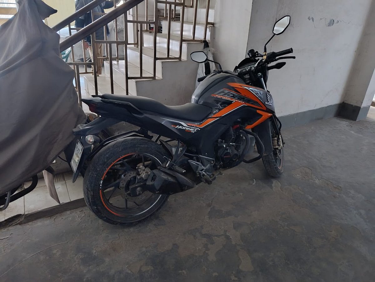 শেরে বাংলা নগর থানাধীন পশ্চিম আগারগাঁও বনলতা আবাসিক এলাকায় একটি বাড়ির নিচতলার পার্কিং থেকে মোটরসাইকেলটি উদ্ধার হয়