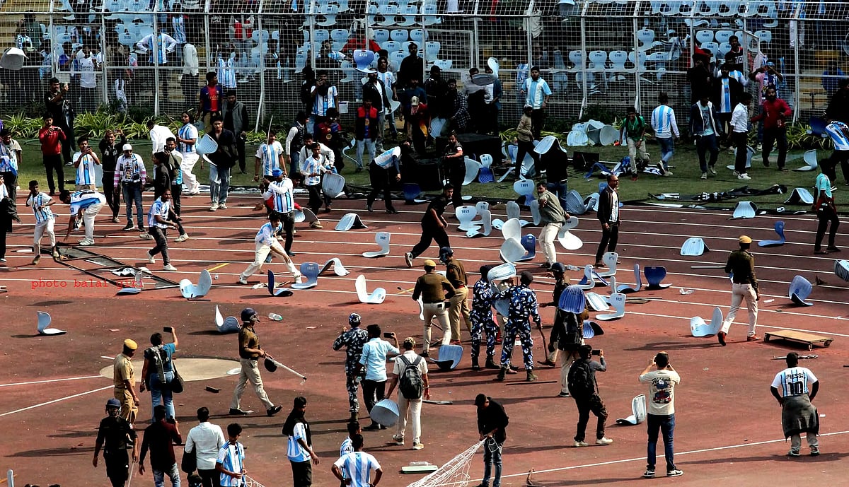 কলকাতার সল্টলেকের যুবভারতী ক্রীড়াঙ্গনে বিশ্বখ্যাত ফুটবলার লিওনেল মেসির অনুষ্ঠানে ঘিরে বিশৃঙ্খলার সৃষ্টি হয়। মেসিকে ঠিকমতো দেখতে না পেয়ে স্টেডিয়ামে ভাঙচুর চালান ক্ষুব্ধ ভক্তরা। ১৩ ডিসেম্বর, কলকাতা