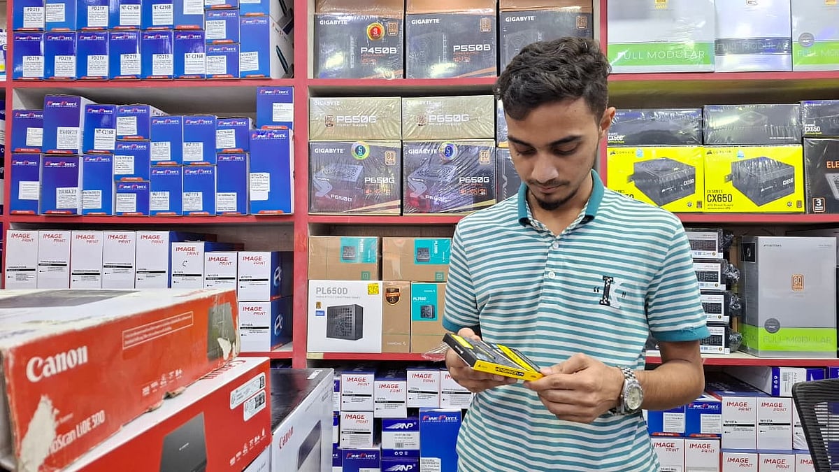 ইসিএস কম্পিউটার সিটিতে র্যাম কিনছেন একজন ক্রেতা