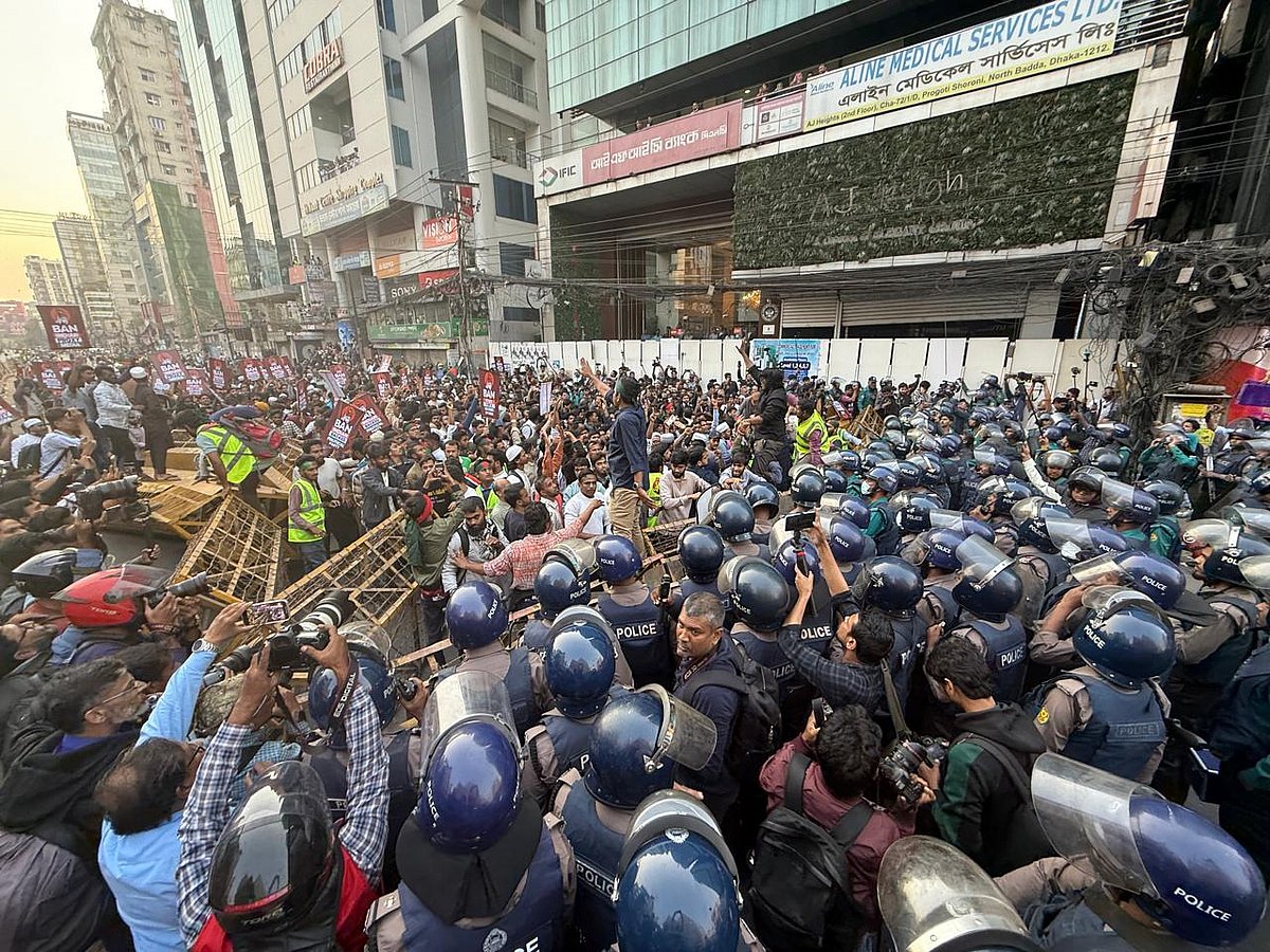 পুলিশ মিছিল আটকে দিলে সেখানে অবস্থান নিয়ে স্লোগান দিতে থাকেন জুলাই ঐক্যের নেতা-কর্মীরা। বাড্ডা, ঢাকা; ১৭ ডিসেম্বর ২০২৫