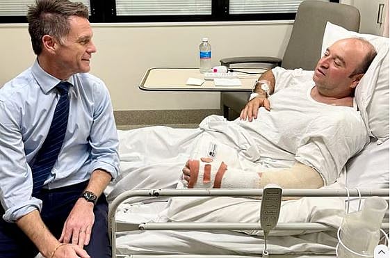 ফল ব্যবসায়ী আহমেদ আল আহমেদ যা করেছেন, তা তকমা লাগানো এই বিভাজনের রাজনীতিকে এক নিমেষে ধূলিসাৎ করে দিয়েছে।