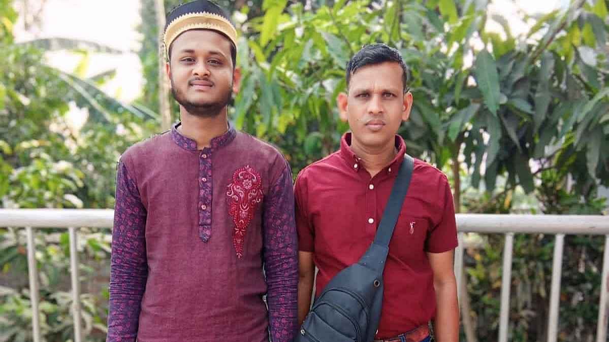 মালয়েশিয়ায় দুর্বৃত্তদের হামলায় নিহত কবির হোসেন (ডানে)। বছর দুই আগে ছেলের সঙ্গে তোলা ছবি