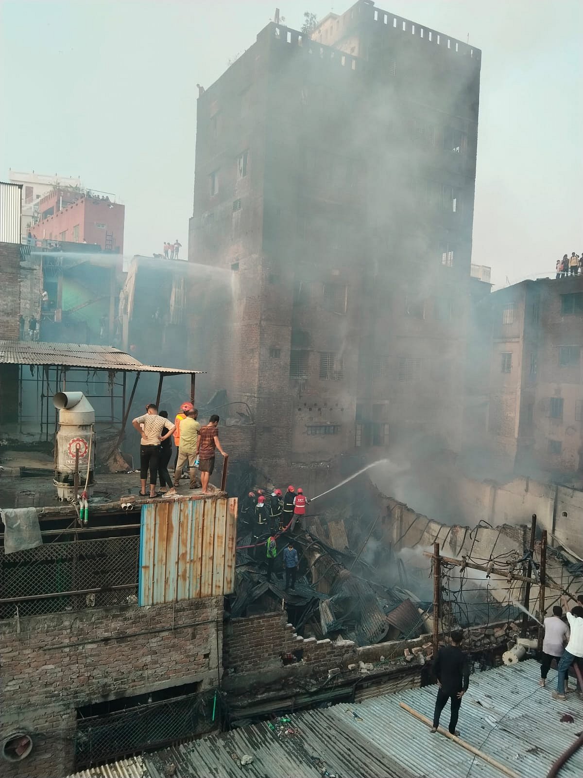 লালবাগের প্লাস্টিক কারখানায় আগুন লাগার পর তা ছড়িয়ে পড়ে আশপাশের ভবনে