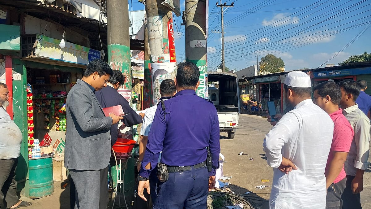 ফেনী শহরের হাজারী রোড এলাকার পশ্চিম মাথায় সাঁটানো পোস্টারের জন্য এক প্রার্থীকে জরিমানা করছেন ভ্রাম্যমাণ আদালতের বিচারক। আজ বিকেলে