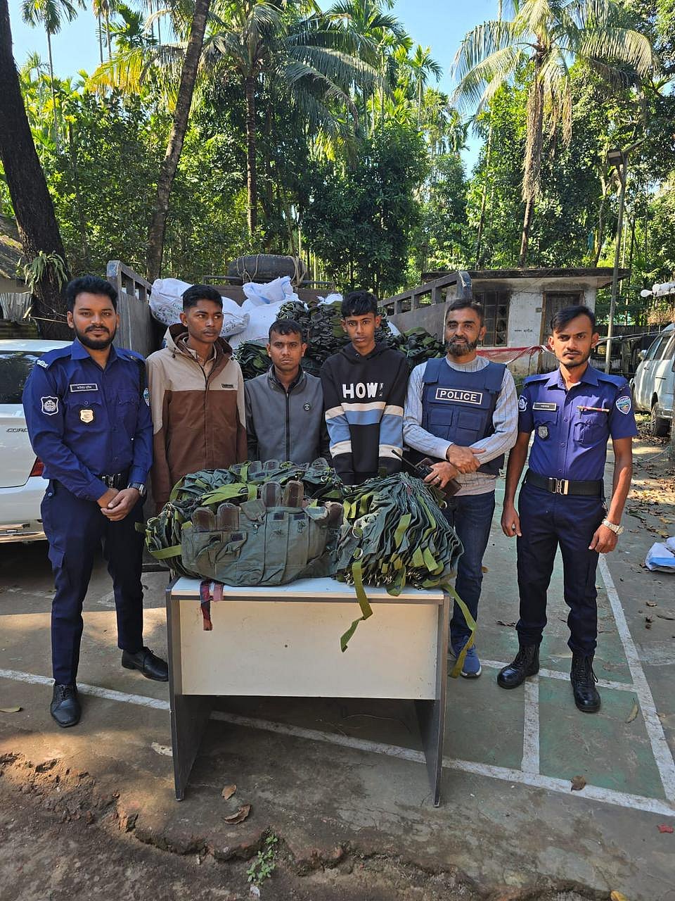 উদ্ধার করা সামরিক সরঞ্জামসহ গ্রেপ্তার তিন ব্যক্তি