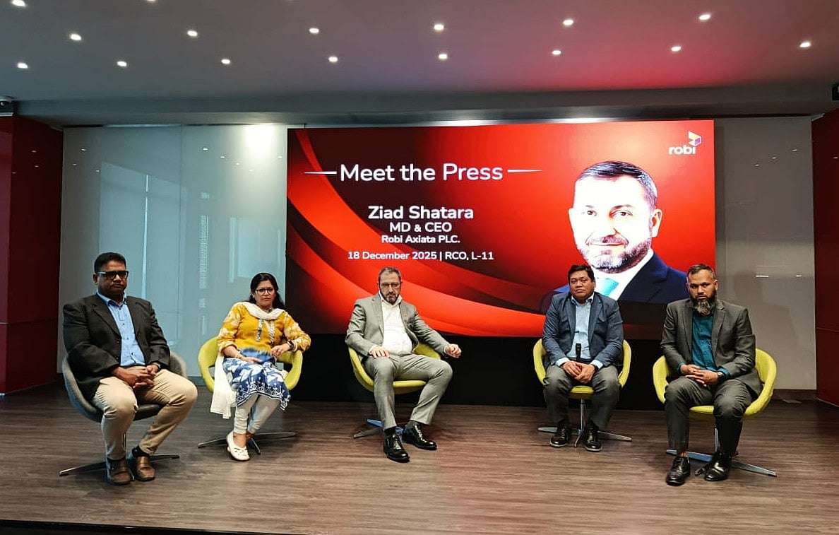 সংবাদ সম্মেলনে সিইও জিয়াদ সাতারাসহ রবির কর্মকর্তারা। আজ বৃহস্পতিবার ঢাকার রাজধানীর তেজগাঁওয়ে রবির কার্যালয়ে