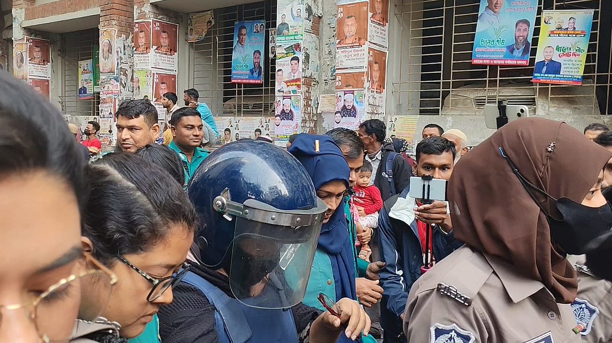 তালিকাভুক্ত শীর্ষ সন্ত্রাসী সুব্রত বাইনের মেয়ে খাদিজা ইয়াসমিনকে আজ বৃহস্পতিবার ঢাকার মেট্রোপলিটন ম্যাজিস্ট্রেট আদালতে হাজির করা হয়