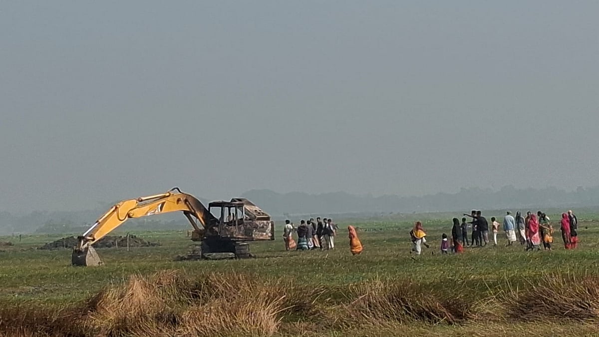 রাজশাহীর মোহনপুরে গতকাল বুধবার রাতে বড় পালশা গ্রামের মাঠে এক্সকাভেটরের নিচে পড়ে এক তরুণ নিহত হয়েছেন। আজ বৃহস্পতিবার সকালে তোলা