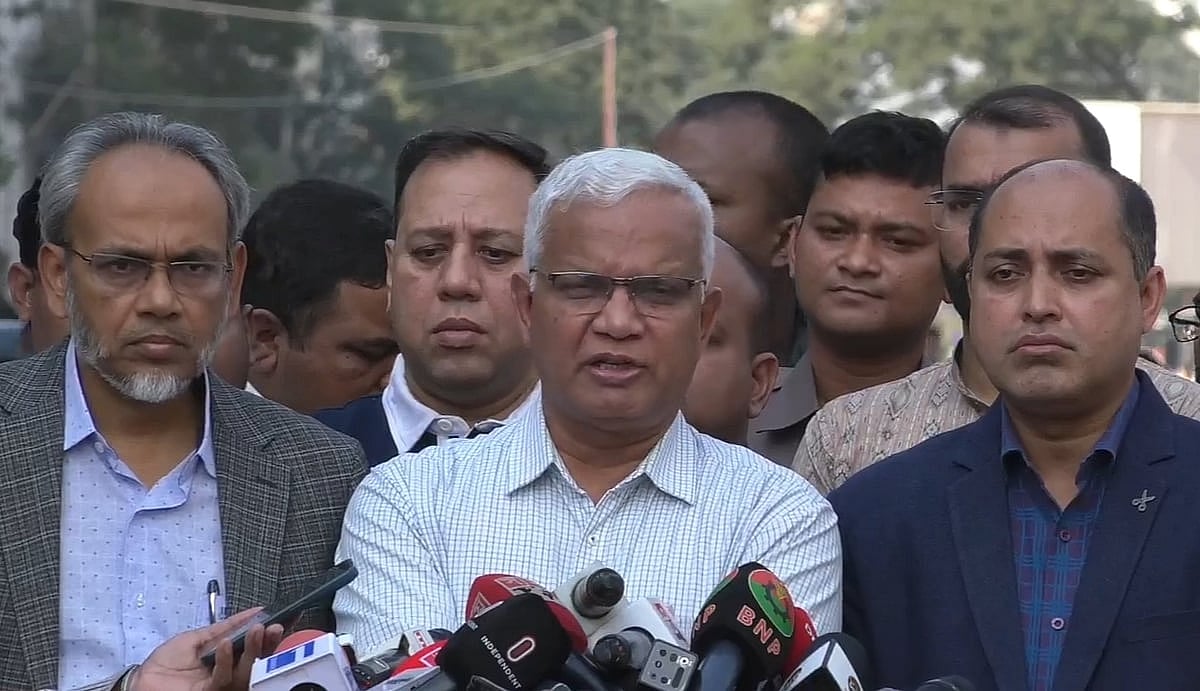 রাজধানীর এভারকেয়ার হাসপাতালের সামনে খালেদা জিয়ার স্বাস্থ্যের অবস্থা নিয়ে ব্রিফ করেন ড. জাহিদ হোসেন। আজ বৃহস্পতিবার দুপুরে