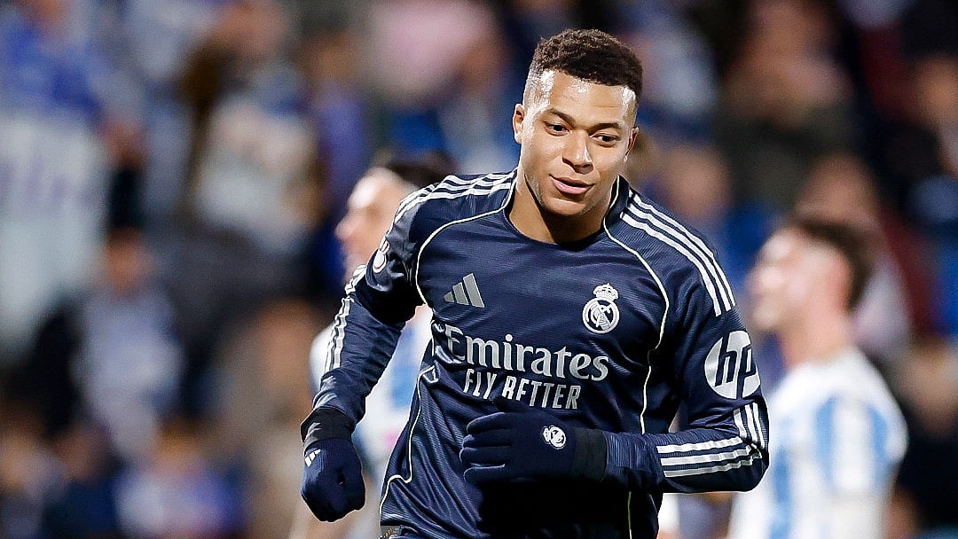 গতকাল রাতে জোড়া গোল করেছেন এমবাপ্পে