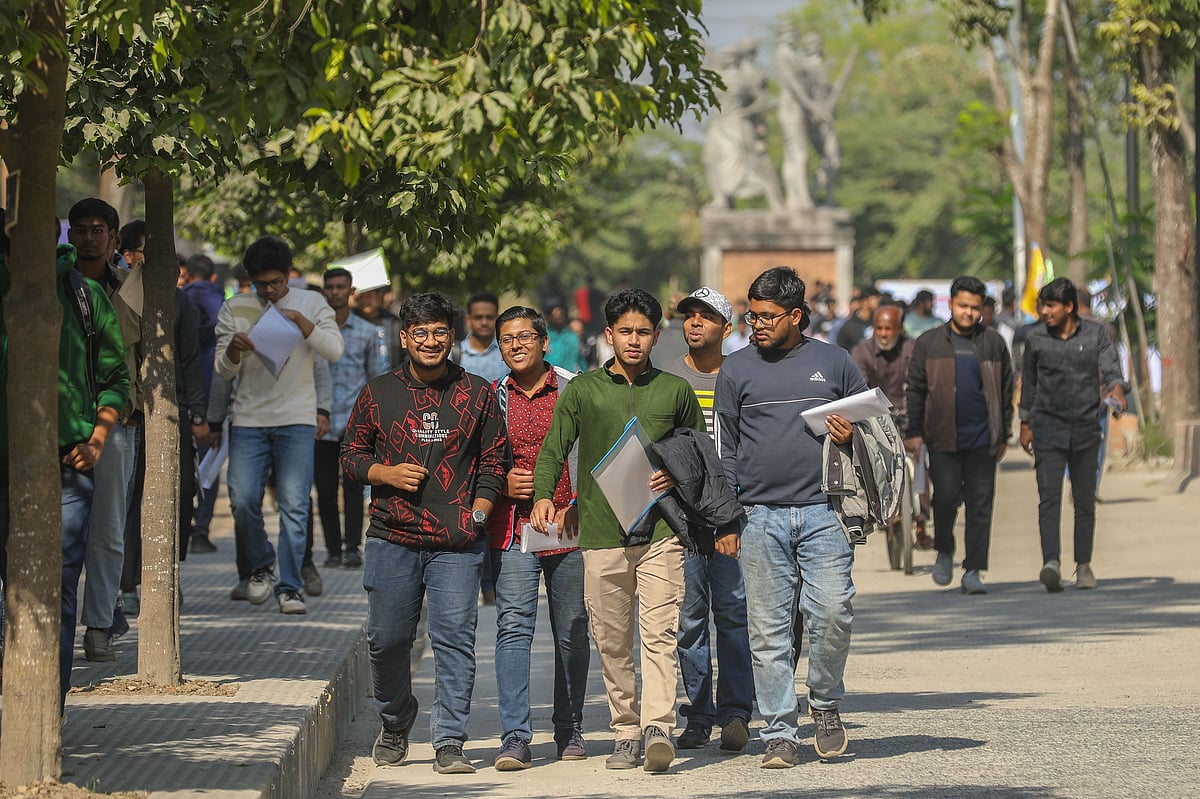 খুলনা বিশ্ববিদ্যালয়ের প্রথম বর্ষের ভর্তি পরীক্ষা শুরু হয়েছে বৃহস্পতিবার। পরীক্ষা শেষে ফিরছেন শিক্ষার্থীরা। খুলনা বিশ্ববিদ্যালয়, ১৮ ডিসেম্বর