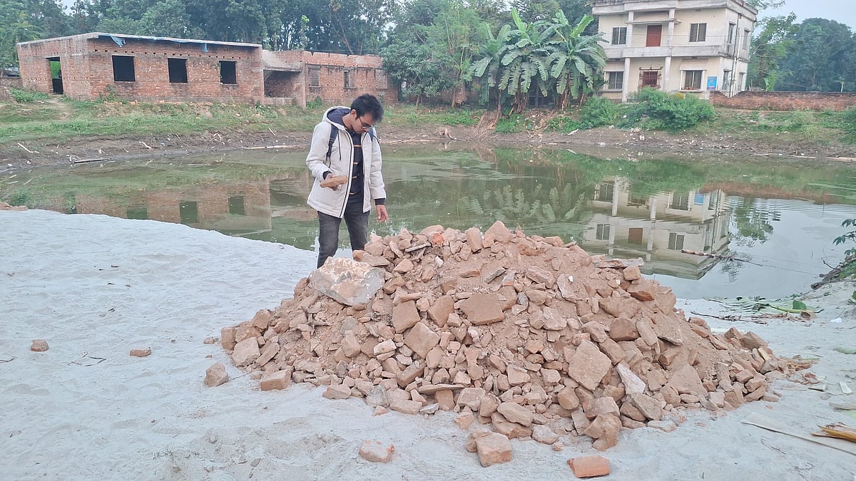 চলচ্চিত্রকার ঋত্বিক ঘটকের বাড়ির ইট পাওয়া গেছে পবা উপজেলার খড়খড়ি বাইপাস এলাকায় শাহমখদুম নার্সিং কলেজের পাশে এক পুকুরে। গতকাল বুধবার বিকেলে