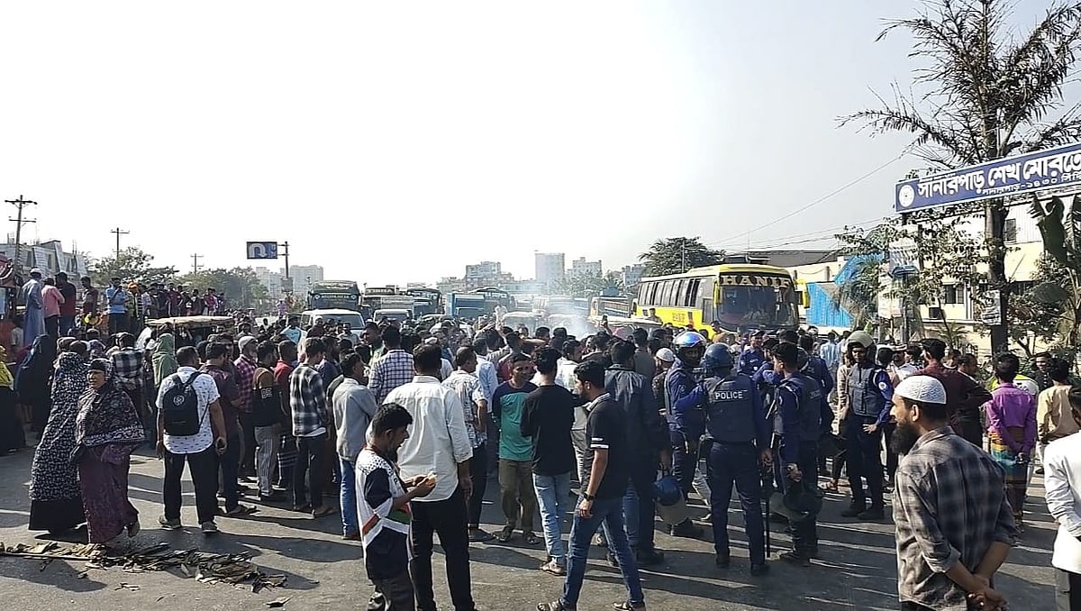 নারায়ণগঞ্জের সিদ্ধিরগঞ্জে বকেয়া বেতনের দাবিতে একটি সোয়েটার কারখানার শ্রমিকদের বিক্ষোভ। আজ বৃহস্পতিবার দুপুরে ঢাকা-চট্টগ্রাম মহাসড়কের মৌচাক এলাকায়