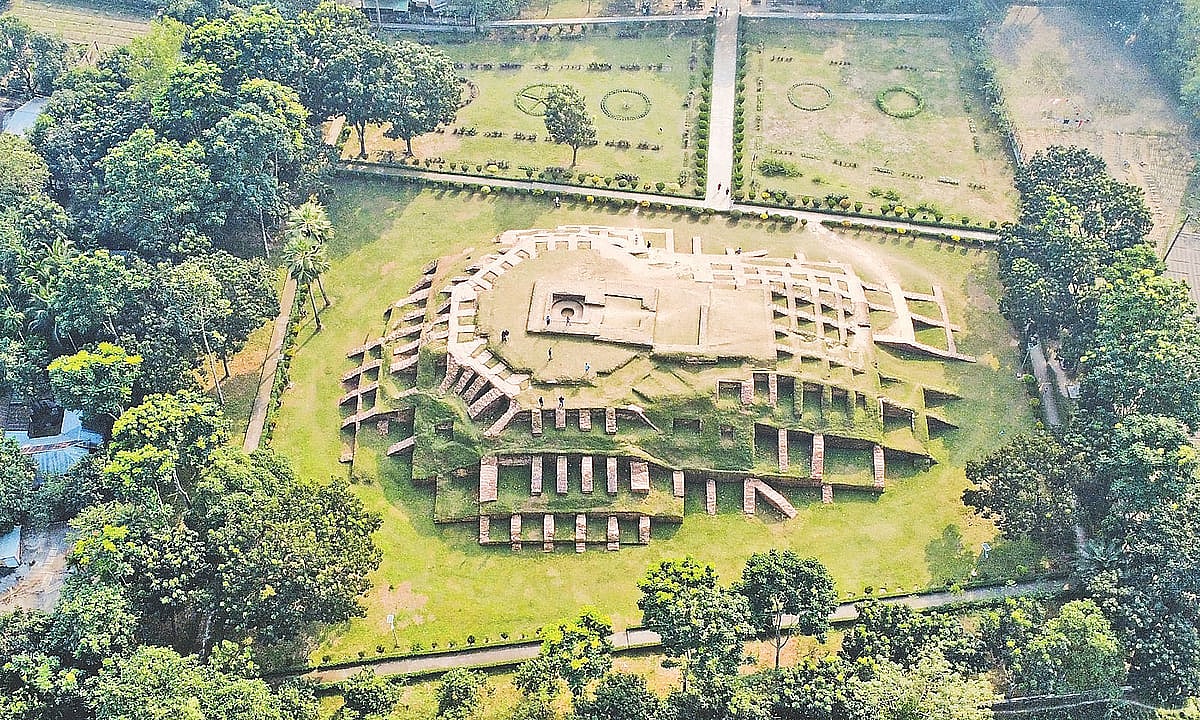 উন্মুক্ত আঙিনার চারদিকের বারান্দাসংলগ্ন প্রথম বিহারে ২৬টি এবং দ্বিতীয় বিহারে আছে ৩০টি কক্ষ