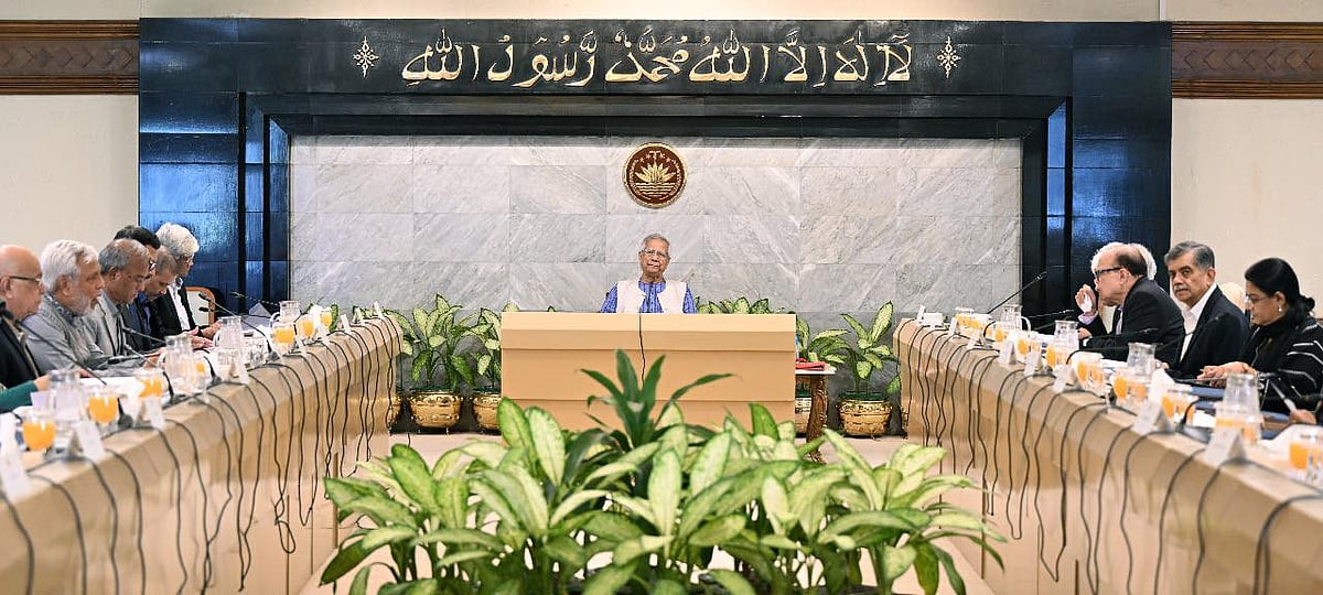 উপদেষ্টার পরিষদের বৈঠকে প্রধান উপদেষ্টা অধ্যাপক মুহাম্মদ ইউনূসসহ উপদেষ্টারা। আজ বৃহস্পতিবার তেজগাঁওয়ে প্রধান উপদেষ্টার কার্যালয়ে
