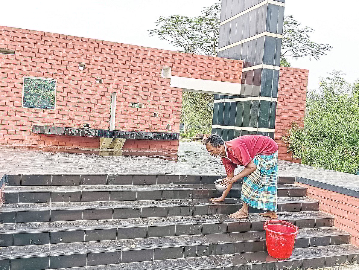 রাজবাড়ী পৌরসভার বিনোদপুর লোকোশেড বধ্যভূমি পরিষ্কার করছেন রিকশাচালক গোলাম নবী। সম্প্রতি তোলা
