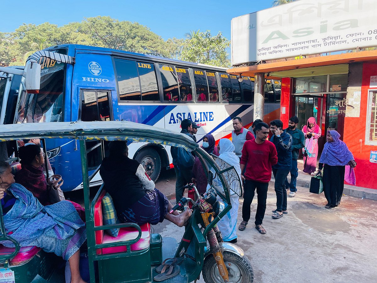 বাস টার্মিনালে গিয়ে যাত্রীরা জানতে পারেন বিভিন্ন গন্তব্যে বাস ছাড়ছে না। এতে ভোগান্তিতে পড়েন তাঁরা। আজ বৃহস্পতিবার সকালে কুমিল্লা নগরের শাসনগাছা বাস টার্মিনালে