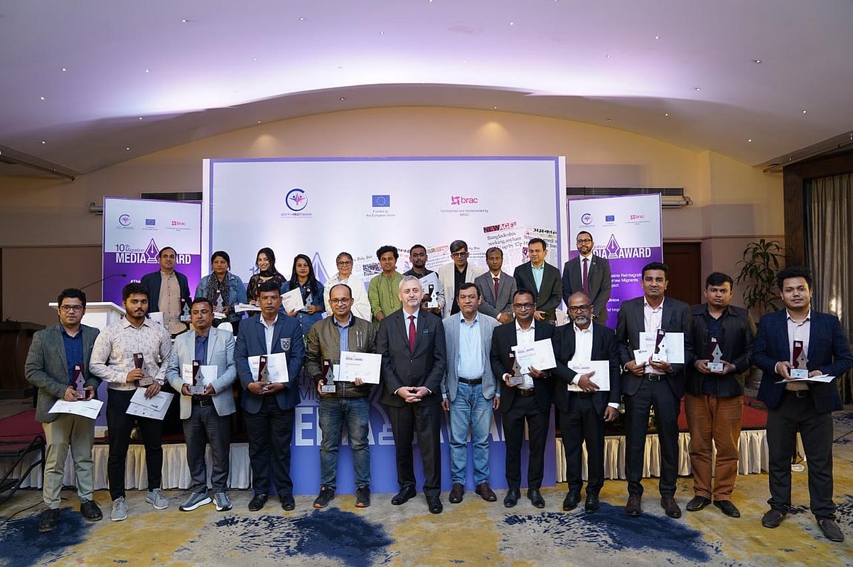 আয়োজক ও অতিথিদের সঙ্গে পুরস্কারপ্রাপ্ত সাংবাদিকেরা। ১৮ ডিসেম্বর