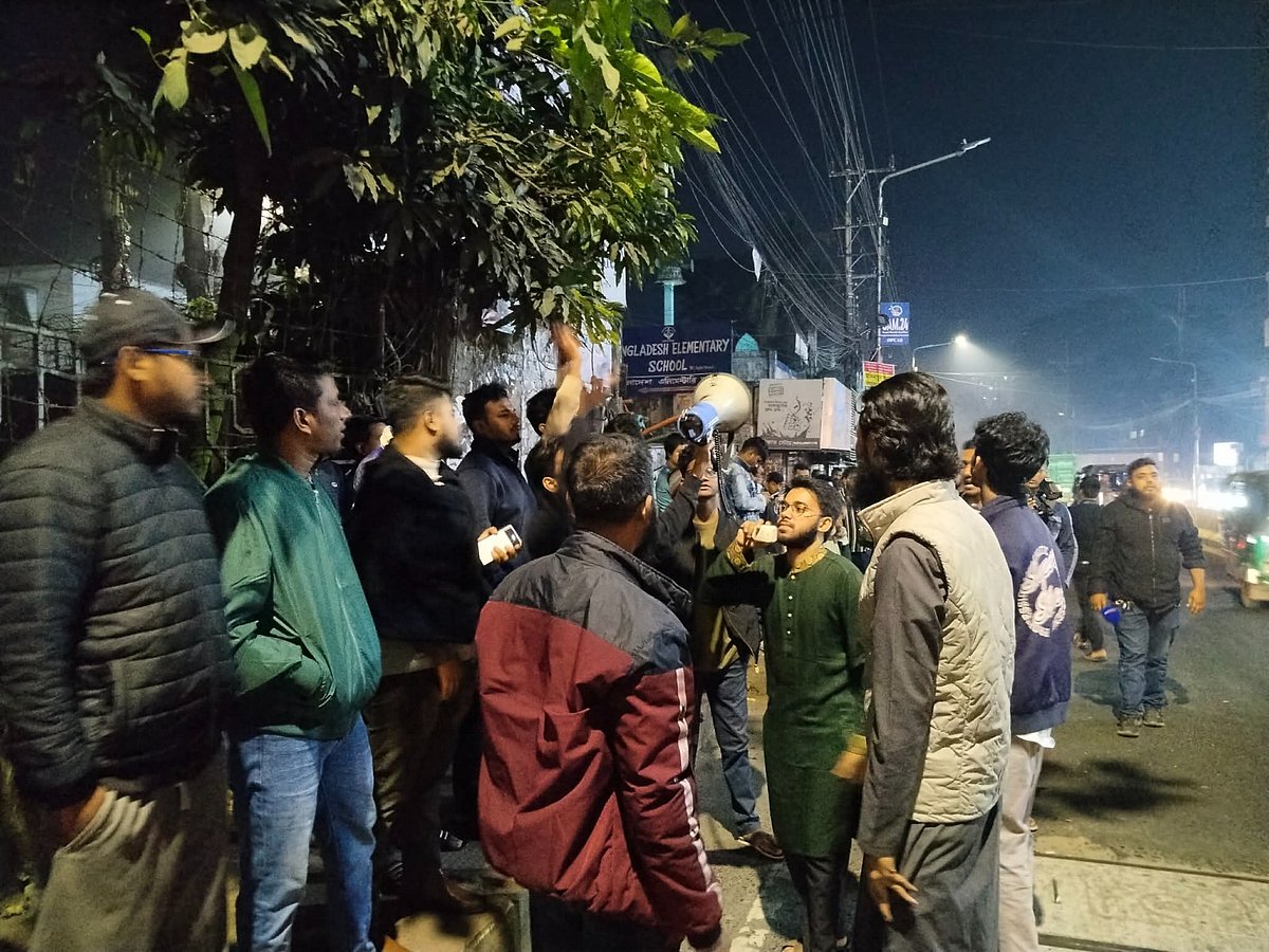 ইনকিলাব মঞ্চের আহ্বায়ক শরিফ ওসমান হাদিকে হত্যার প্রতিবাদে চট্টগ্রামে ভারতীয় সহকারী হাইকমিশন কার্যালয়ের সামনে অবস্থান নিয়েছে একদল তরুণ। আজ রাত ১১টার দিকে