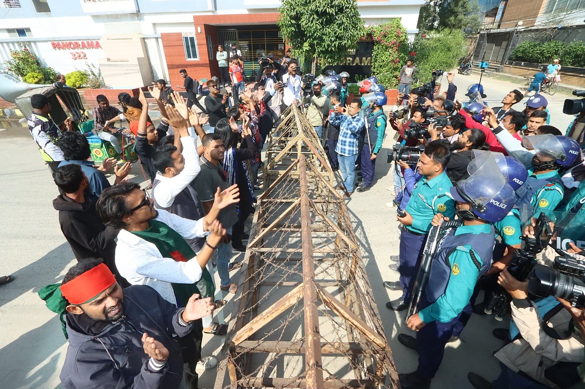 রাজশাহীতে জুলাই ৩৬ মঞ্চের ভারতীয় সহকারী হাইকমিশন অভিমুখে পদযাত্রা পুলিশ আটকে দেয়। আজ বৃহস্পতিবার দুপুরে রাজশাহীর ভারতীয় সহকারী হাইকমিশন কার্যালয়ের কাছে