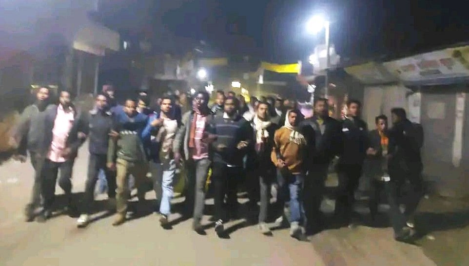 কৃষক লীগের দুই নেতার বিএনপিতে যোগদান নিয়ে দলের একাংশের নেতা-কর্মীরা বিক্ষোভ মিছিল করেছেন। গতকাল বুধবার রাতে